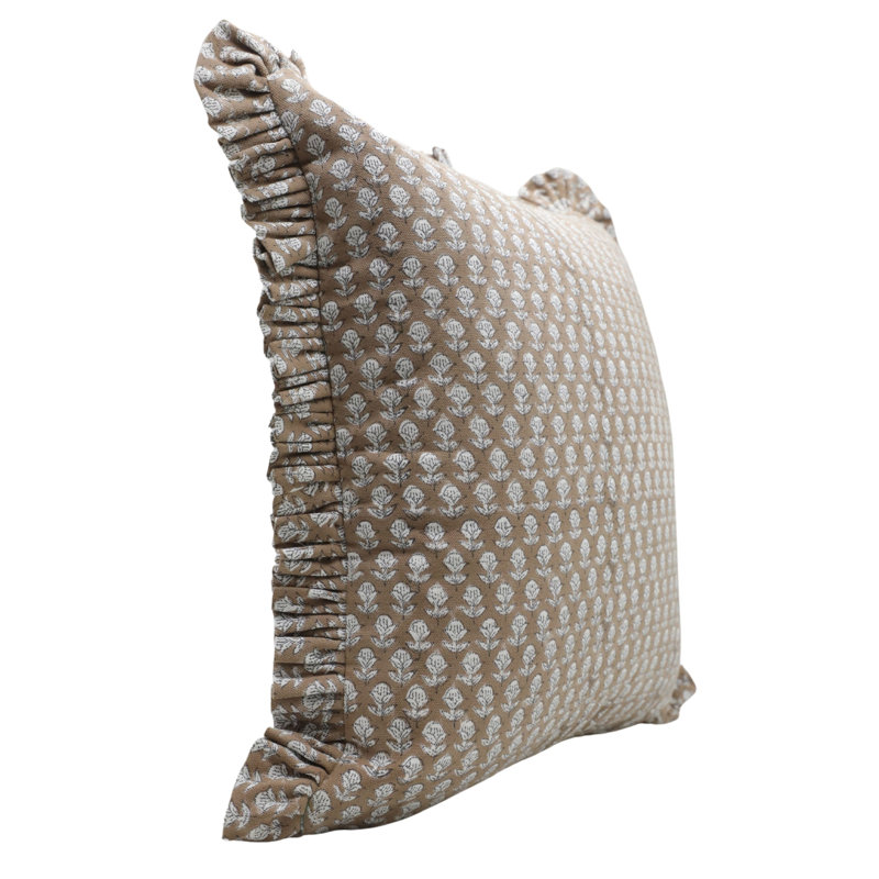 Coussin fabriqué à la main en coton à motif de volants à motif de blocs de coton pour les espaces boho, campagnard et moderne - 26 x 26 po Fab divine Tarangni