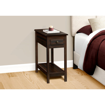 Table de bout polyvalente avec une construction durable et un attrait élégant pour n'importe quelle pièce