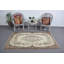 Tapis turc antique avec un motif ethnique beige pour le salon, la salle à manger ou la chambre à coucher bohémienne