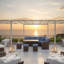 Ensemble repas de patio avec coussins bleus, poufs et table, entretien facile, coin détente confortable, design ergonomique, agencement modulaire