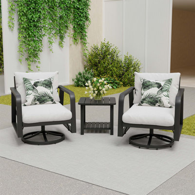 Deux chaises berçantes pivotantes à 360 degrés avec une table d'appoint entièrement en aluminium pour une détente extérieure et un positionnement flexible.