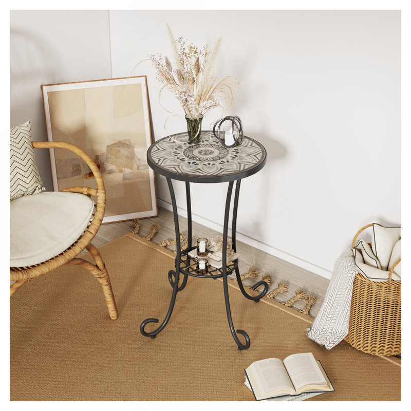 Table d'appoint de patio avec tablette, brun et noir. Plateau de table en céramique. Structure en acier thermolaqué. 14 po x 21,94 po. Pour la maison. Assemblage requis. Tablette en brun et noir. Conception unique. 14 po x 14 po x 21,94 po