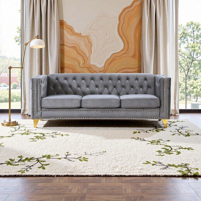 Élégant canapé en velours gris avec capitonnage à boutons et pieds en métal - Design Chesterfield moderne pour le salon et la chambre à coucher