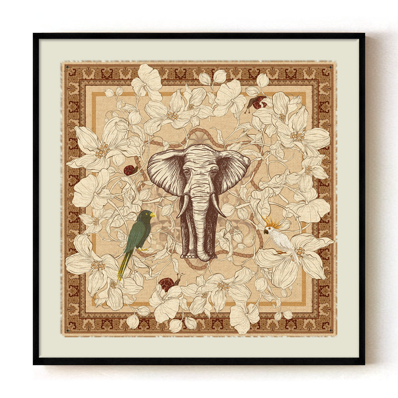«Royale Menagerie Elephant Reverie» par ChiChi - art mural beige et or avec éléphant et perroquets et bordure florale | H 20 po x l 20 po | Cadre noir