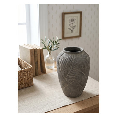 Vase de plancher gris en terre cuite avec texture hachurée, H 13,8 po x l 9,8 po