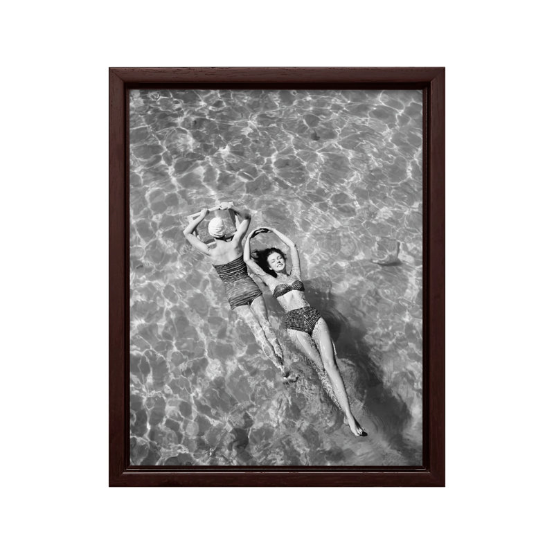 Les maillots de bain flottent dans l'eau, Poster, 08"H x 10"W, Brown Framed