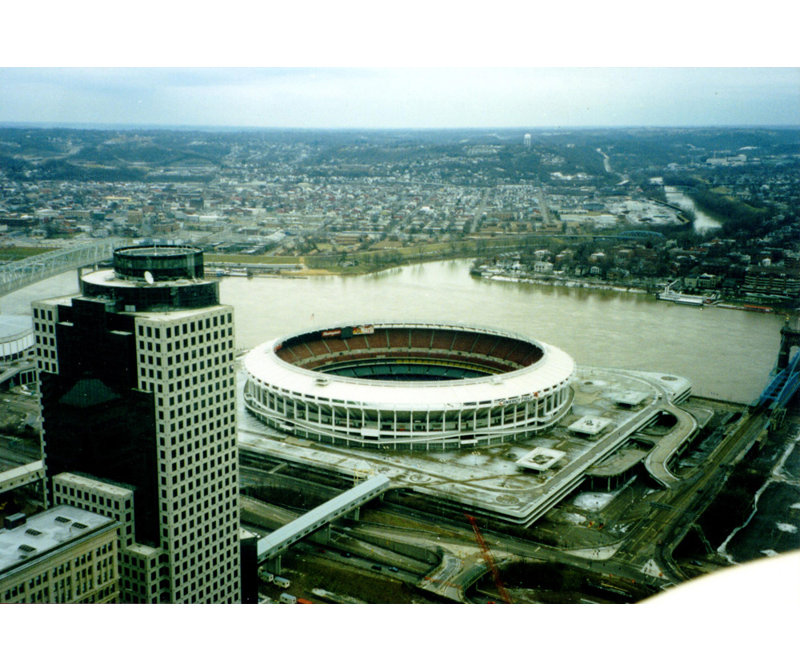 Riverfront Stadium, H 16 po x l 24 po