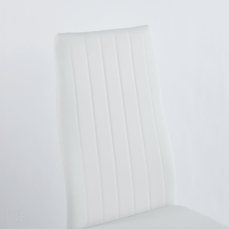L'ensemble de salle à manger de style Mid-Century avec table en verre et pieds en métal, parfait pour 4 à 6 personnes, comprend une table de bout et une table basse