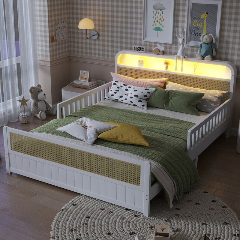 Structure de lit double en rotin avec lumières DEL et tête de lit à rangement, lit plateforme double avec barrières de sécurité pour enfants