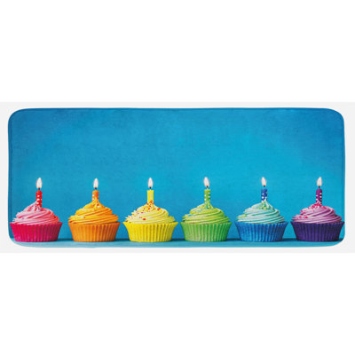 Tapis de cuisine délicieuse multicolore petits gâteaux in arc-en-ciel avec bougies amusantes homemade party