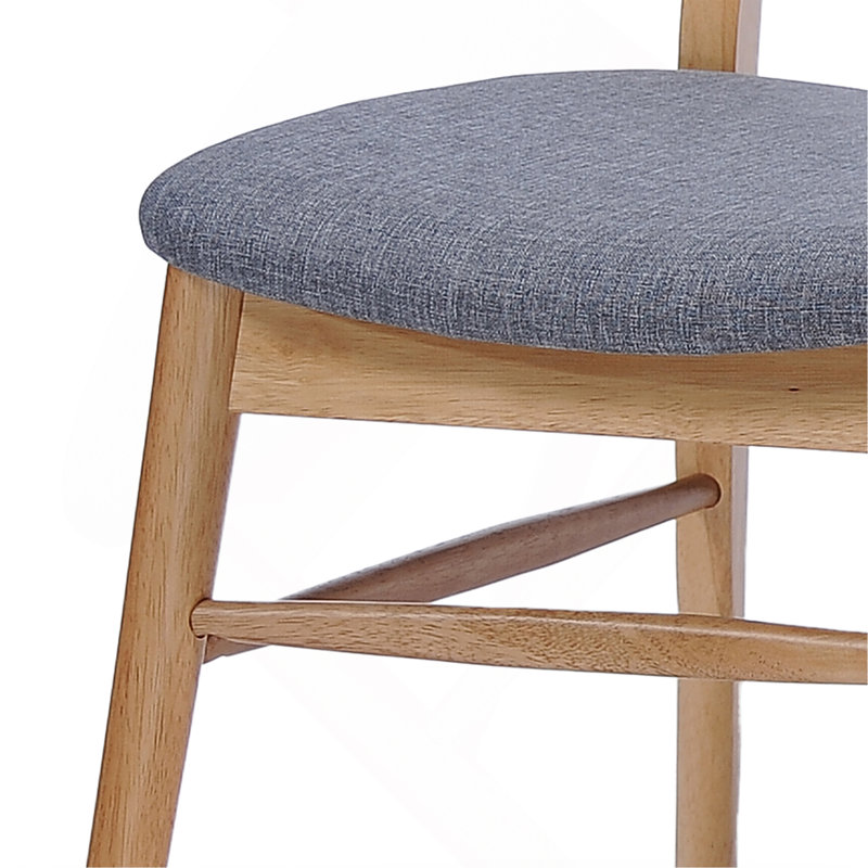 Ensemble de chaises élégantes et confortables avec un design Mid-Century et des sièges rembourrés