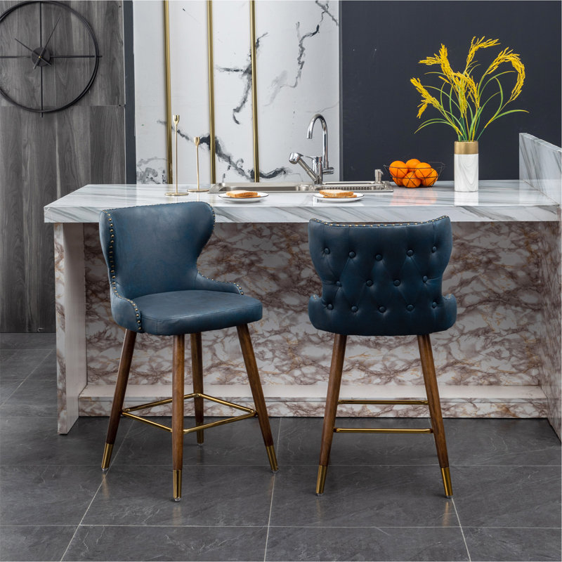 Ensemble de tabouret de comptoir élégant et confortable avec dossier capitonné et garniture cloutée, parfait pour toute cuisine ou bar.