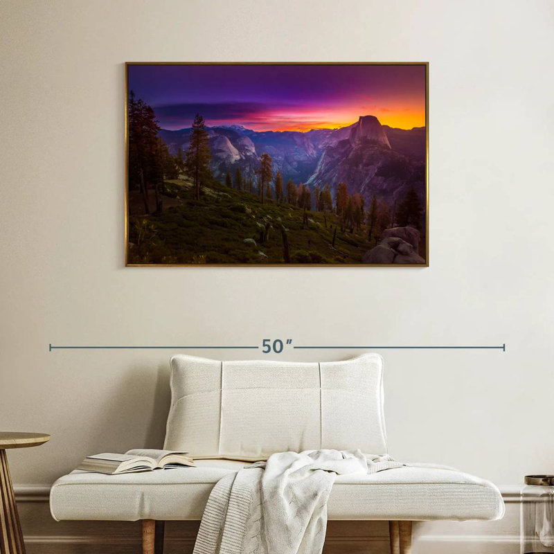 Lever de soleil sur un demi-dôme, Cadre flottant doré, 40 po x 27 po