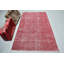 Un tapis turc rétro fabriqué à la main en rouge offre un style anatolien authentique pour une décoration de sol unique