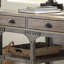 Bureau à 3 tiroirs en chêne patiné et argent antique