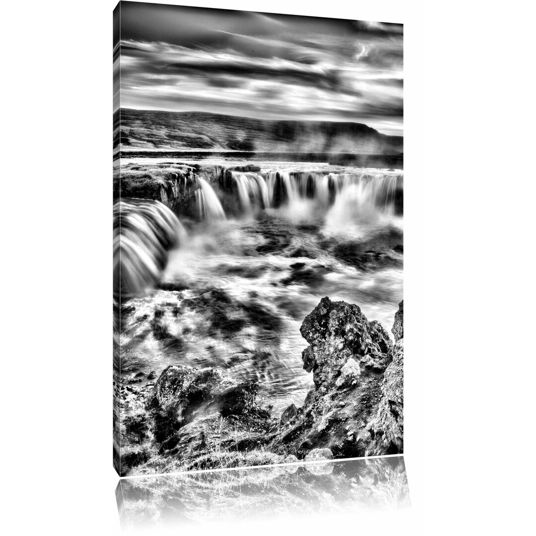 Leinwandbild Wasserfall im Sonnenschein in Monochrom