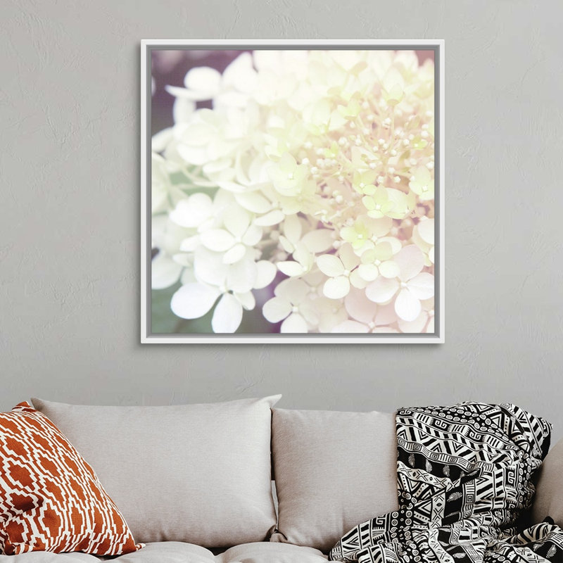 Hydrangea Dream II, art mural sur toile, H 36 po x l 36 po x P 1,75 po, Toile avec cadre blanc