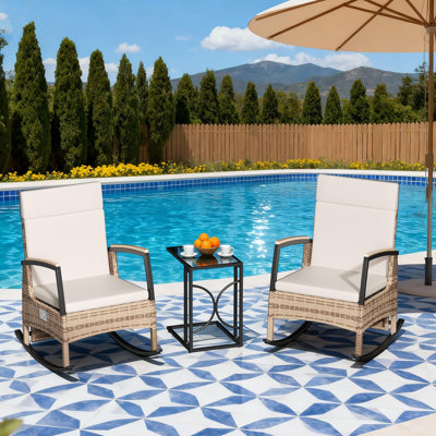 Ensemble bistro à bascule, chaise berçante d'extérieur en osier avec coussins lavables, chaises berçantes en rotin avec table en métal, chaise en osier d'extérieur pour patio, 3 pièces, blanc cassé