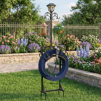Nouveau porte-boyau d'arrosage amélioré 3-en-1 avec lumière solaire et crochets de berger, pouvant contenir un boyau de 160 pouces, autoportant avec crochets doubles pour la décoration, parfait pour la cour extérieure, la pelouse et le patio la nuit