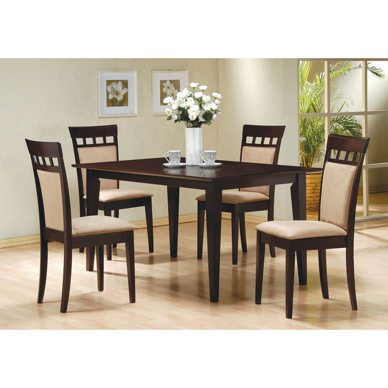 Ensemble de salle à manger 5 places avec table cappuccino et quatre chaises confortables en microfibre beige pour des réunions conviviales. Style formel décontracté. Assises rectangulaires de 150 cm.