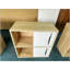 Armoire de rangement moderne en bois avec portes coulissantes, tablettes ouvertes et fermées à 2 niveaux, bois naturel et panneaux blancs, idéale pour organiser et décorer