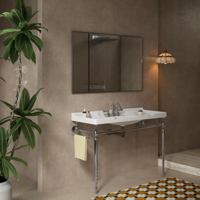 Lavabo de console de salle de bain 48 po Vici, lavabo mural en céramique blanche avec 3 trous de robinet pré-percés, pieds de support autoportants en acier inoxydable avec barre à serviettes, sans couvercle et couvercle de lavabo, couleur chrome