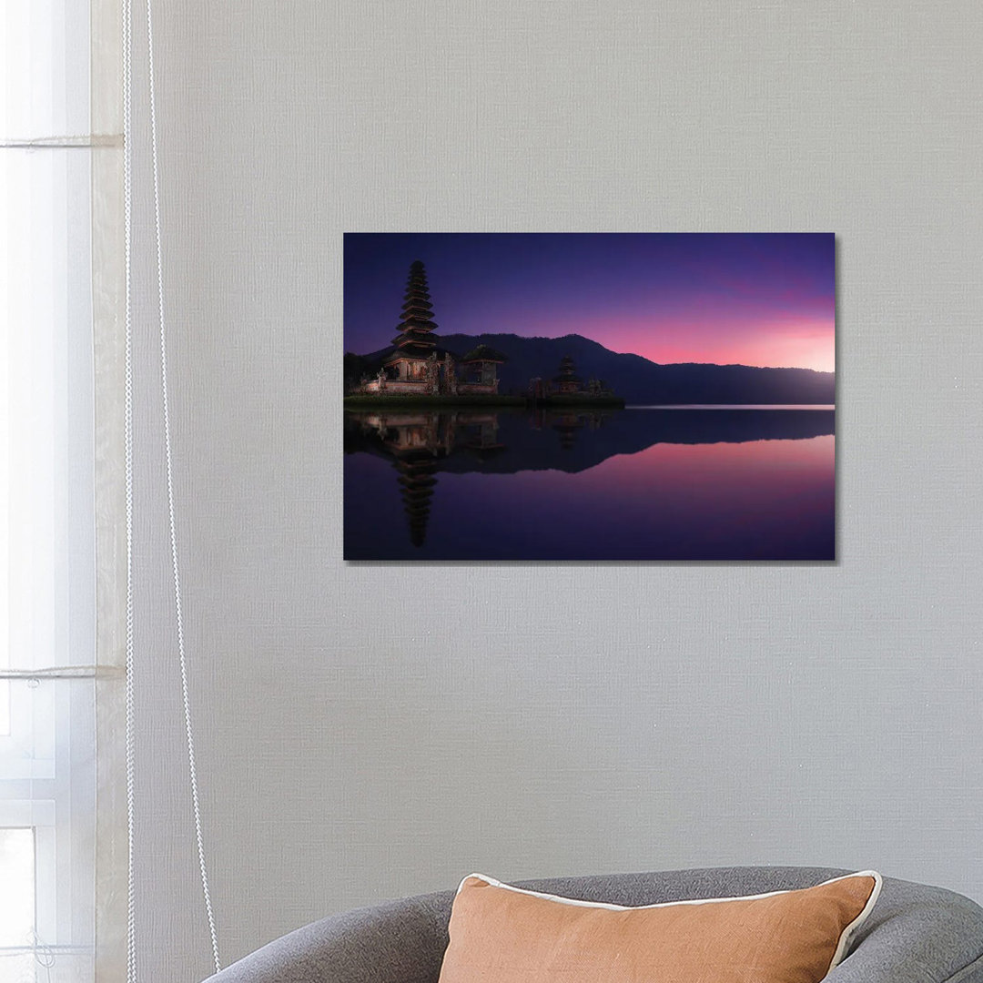 Ulun Danu Bratan Tempel in der Morgendämmerung von Merakiphotographer - Gallery-Wrapped Canvas Giclée on Canvas