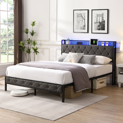 Lit plateforme tapissier avec tête de lit à DEL et tablette de rangement - Gris pleine grandeur et lattes en métal lourd avec éclairage, gris, sans sommier, ports de charge pratiques