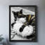 Reproduction d'art encadré noir avec chats rétro blottis ensemble dans une ambiance chaleureuse-363458681