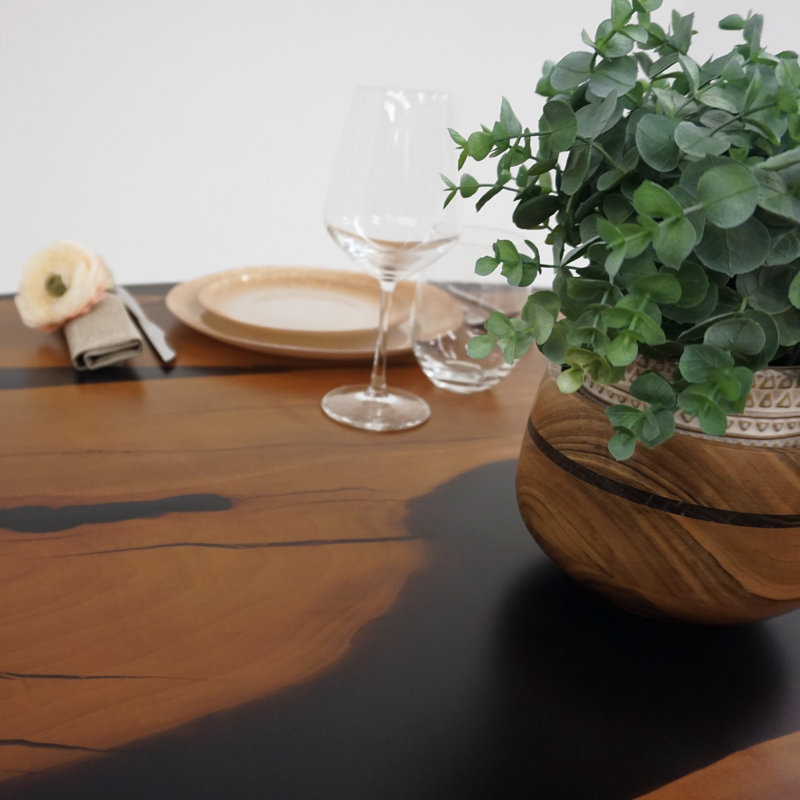 Table ovale en noyer et en résine époxy noire