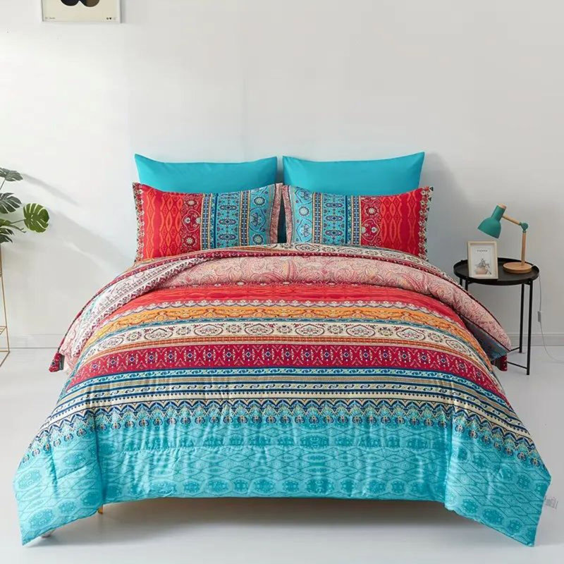 Ensemble de courtepointe imprimé bleu bohémien 2/3 pièces avec un style artistique fluide qui crée un espace de chambre à coucher chaleureux et confortable.