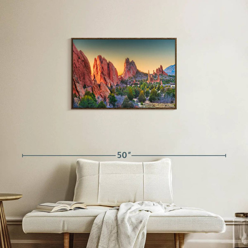 Jardin des dieux au lever du soleil, Cadre flottant noyer, 31 po x 21 po