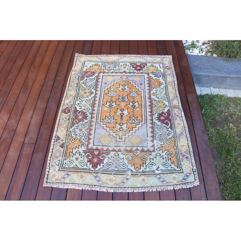 Tapis traditionnel turc avec un motif complexe tissé à la main dans des tons rouge vif et terreux pour une décoration intérieure élégante