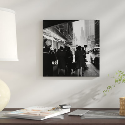 «Les années 1940, Grand Central Station, piétons et marin en uniforme, 42nd Street Sidewalk NYC USA», reproduction de photo sur toile tendue