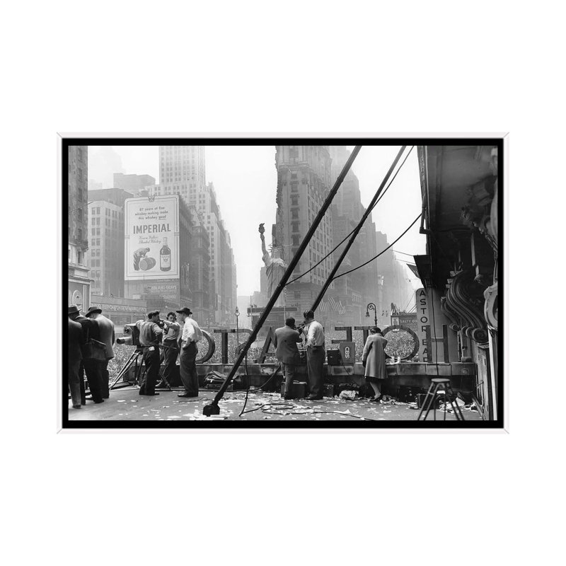 «V-E Day (Times Square, NYC 1945)» par Ruth Orkin - reproduction de photo, H 18 po x l 26 po x P 1,5 po, Aucun mat