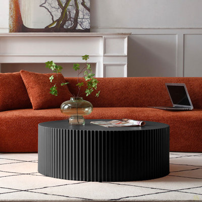 Table basse élégante et moderne au design en relief accrocheur