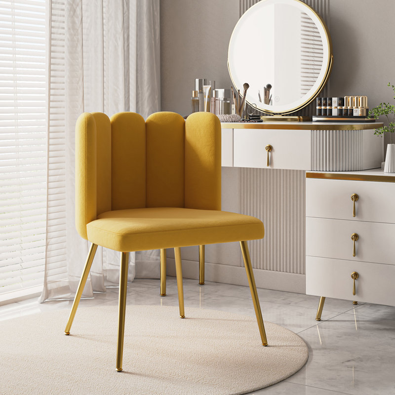 Chaise d'appoint en velours l 23,6 po avec dossier capitonné Yorba, Velours moutarde