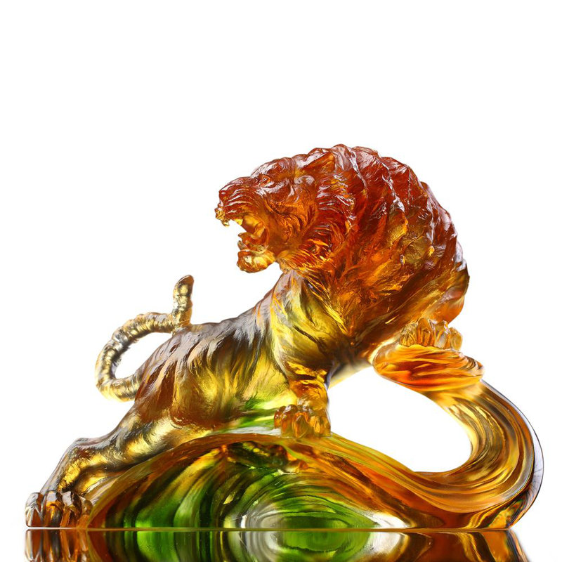 Sculpture de tigre rugissant dans les cieux