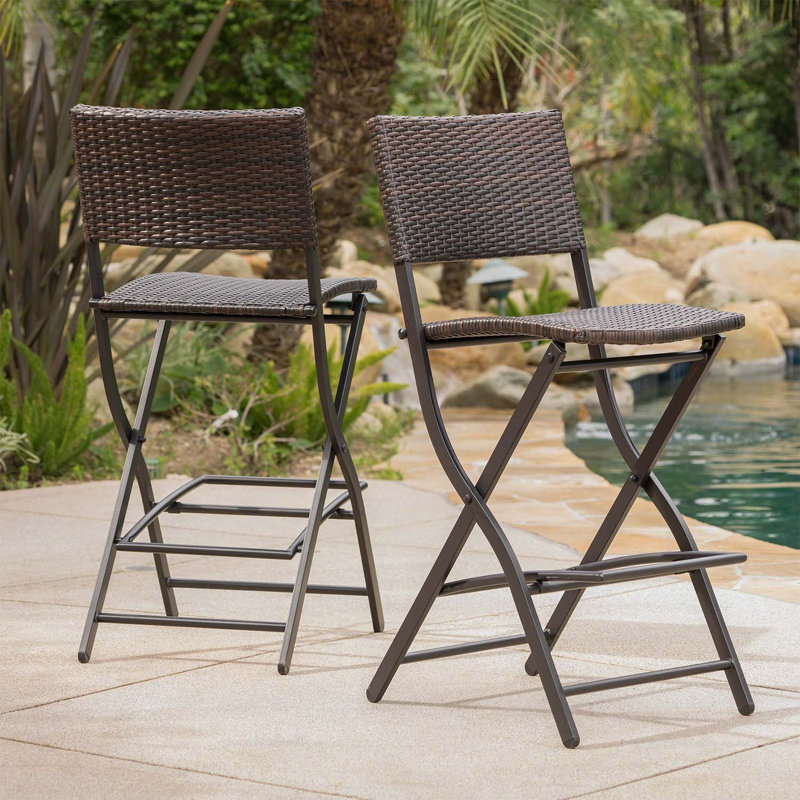 Chaise pliante d'extérieur en osier et tabourets de bar en rotin