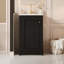 Meuble-lavabo de salle de bain avec lavabo en céramique, porte à fermeture douce et tablette réglable pour espaces compacts-117983473