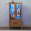 Vitrine lumineuse - Vitrine élégante en verre avec tablettes réglables, 2 portes et 1 tiroir - Buffet de rangement pour le vin avec ampoule incluse - Finition chêne clair