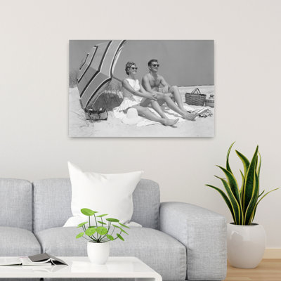 1960s, couple, dans, lunettes soleil, séance, sur, plage, couverture, à, jambes étendues, à, parapluie, rétro, rétro, plage, portrait, art mural