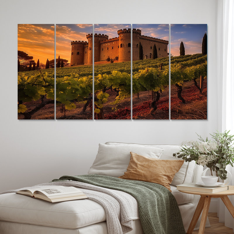 Magnifique château au coucher du soleil dans un vignoble italien - décoration murale châteaux - 5 panneaux égaux