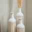 Ensemble de vases de sol modernes en métal avec un design cylindrique géométrique, un profil mince et haut, une texture en relief et une finition blanche élégante pour une décoration élégante.