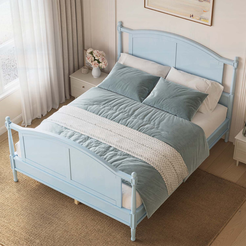 Structure de lit plateforme en bois traditionnel de style campagnard avec tête et pied de lit arqués, colonnes et support de lattes, aucun sommier requis, bleu clair