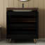 Meuble-lavabo minimaliste sur pied avec lavabo en céramique, plateau en pierre frittée, pieds robustes en acier et finitions dorées. Style moderne avec tiroirs à fermeture douce et éléments décoratifs de style campagne française.