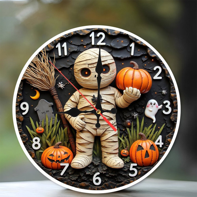 Momie tenant une horloge d'Halloween citrouille