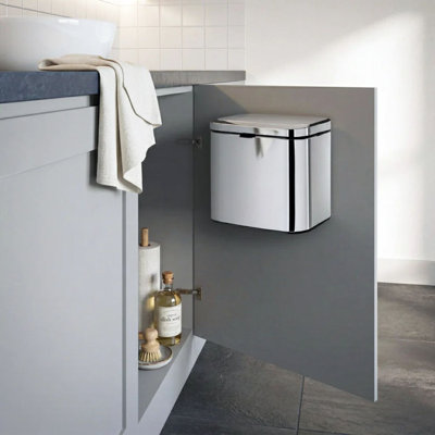 Poubelle murale ou au-dessus de l'armoire avec couvercle à fermeture douce. Doublure intérieure facile à nettoyer. Comprend des supports pour la porte murale / d'armoire
