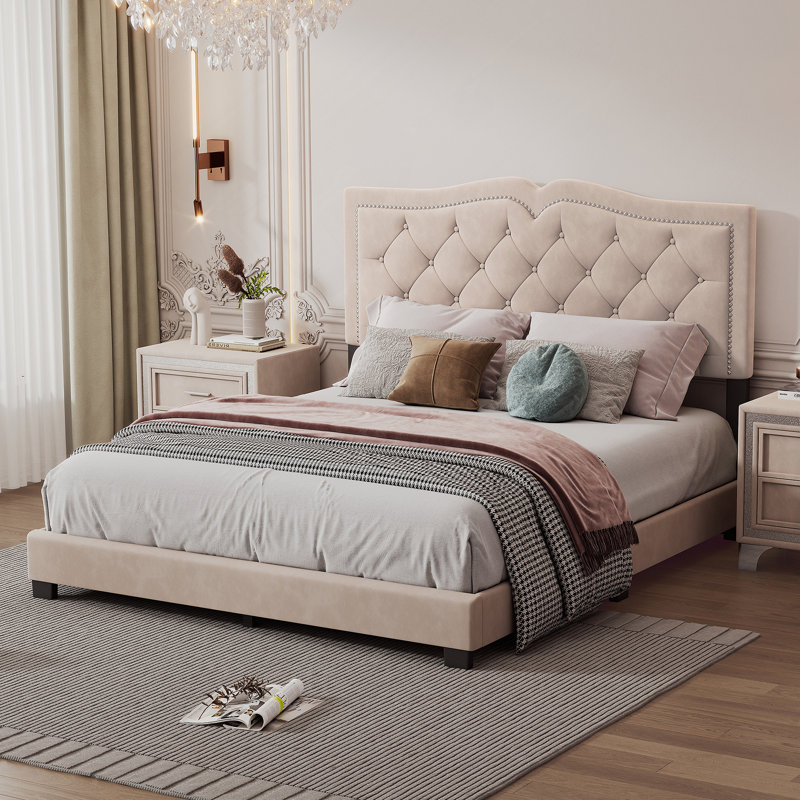 Structure de lit tapissier avec motif de rivets, lit plateforme en velours