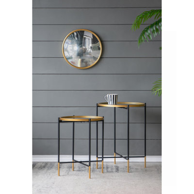 Ensemble de 2 tables d'appoint en fer doré et noir avec plateau en verre